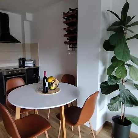Apartman Karlo * Πούλα